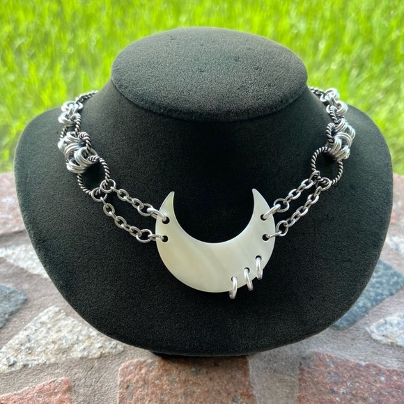 Handmade maille choker & Mother of pearl crecent moon with piercings necklace - Picture 9 of 10